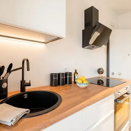 Dimora Venera-modern Comfort With Private Parking Apartamento Bari
